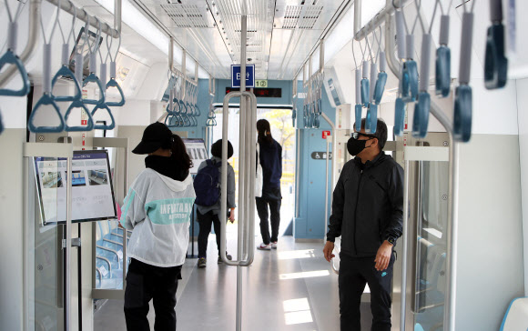 20일 오전 경기도 화성시 동탄여울공원에서 열린 ‘수도권광역급행철도(GTX) A노선 철도차량 목업 전시회’에서 시민들이 열차 내부를 살펴보고 있다. 2021.4.20  연합뉴스