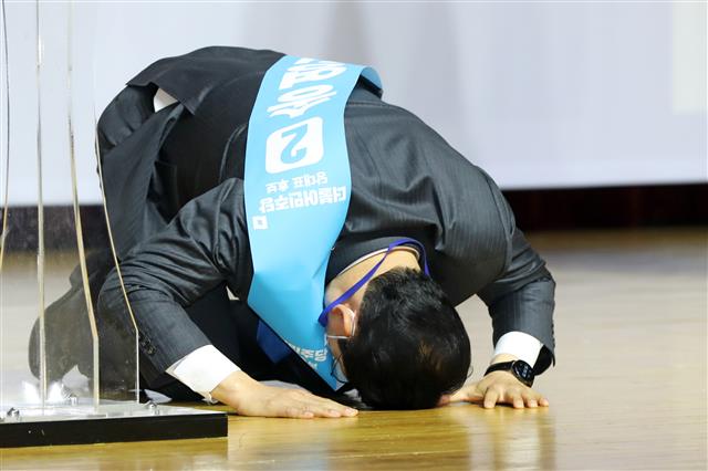 송영길 더불어민주당 당대표 후보자가 20일 오후 광주 서구 김대중컨벤션센터에서 열린 더불어민주당 광주·전남·제주 당대표, 최고위원 후보 합동연설회에서 정견발표에 앞서 절을 하며 인사하고 있다. 2021.4.20 뉴스1