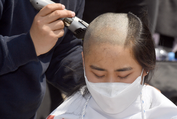 20일 서울 일본대사관 앞에서 한국대학생진보연합 소속 대학생들이 일본의 오염수 방류를 규탄하며 삭발을 하고 있다. 2021.4.20  박지환기자 popocar@seoul.co.kr