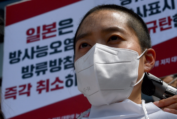 20일 서울 일본대사관 앞에서 한국대학생진보연합 소속 대학생들이 일본의 오염수 방류를 규탄하며 삭발을 하고 있다. 2021.4.20  박지환기자 popocar@seoul.co.kr