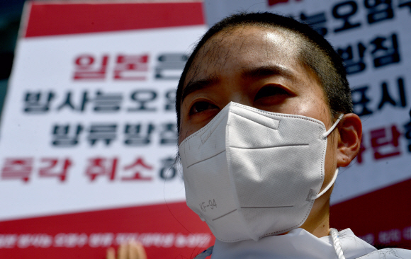 20일 서울 일본대사관 앞에서 한국대학생진보연합 소속 대학생들이 일본의 오염수 방류를 규탄하며 삭발을 하고 있다. 2021.4.20  박지환기자 popocar@seoul.co.kr