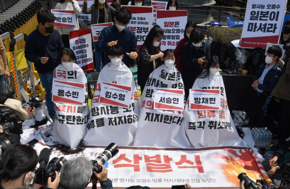 20일 서울 일본대사관 앞에서 한국대학생진보연합 소속 대학생들이 일본의 오염수 방류를 규탄하며 삭발을 하고 있다. 2021.4.20  박지환기자 popocar@seoul.co.kr