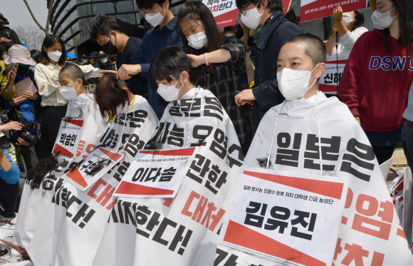 20일 서울 일본대사관 앞에서 한국대학생진보연합 소속 대학생들이 일본의 오염수 방류를 규탄하며 삭발을 하고 있다. 2021.4.20  박지환기자 popocar@seoul.co.kr