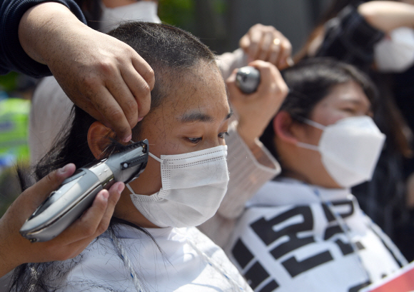 20일 서울 일본대사관 앞에서 한국대학생진보연합 소속 대학생들이 일본의 오염수 방류를 규탄하며 삭발을 하고 있다. 2021.4.20  박지환기자 popocar@seoul.co.kr