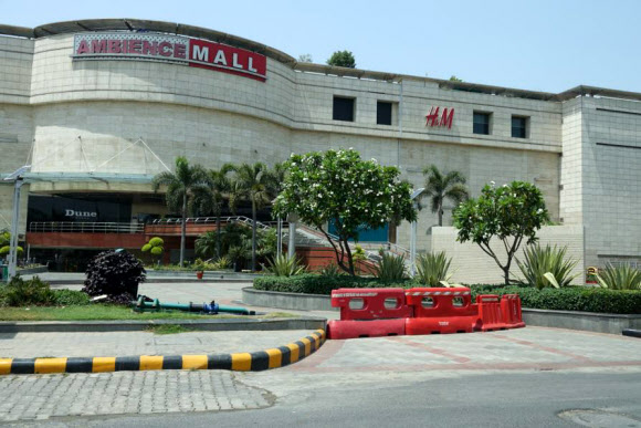 코로나19 확산에 문 닫은 뉴델리 쇼핑몰