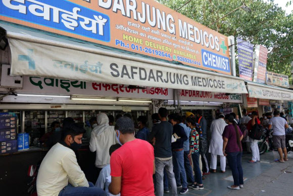 사람들로 혼잡한 인도 약국