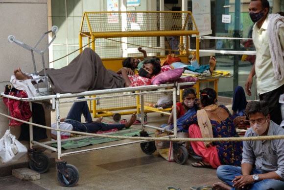 병원 건물 밖에 누워있는 코로나19 환자