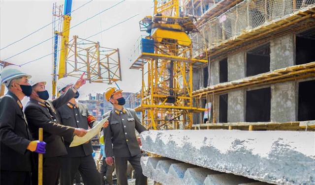 북한 노동당 기관지 노동신문은 21일 “새로운 평양속도, 건설신화 창조의 불길 드높이 수도의 살림집(주택) 건설을 다그치자”라고 촉구했다. 신문은 “이상거리 건설에 떨쳐 나선 군민 건설자들이 살림집(주택)과 공공건물건설, 하부망 공사 등을 입체적으로 추진하고 있다”면서 관련 사진을 전했다. 평양 노동신문 뉴스1