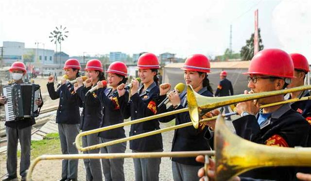 북한 노동당 기관지 노동신문은 21일 “평양시 1만 세대 살림집(주택) 건설장에서 군민 건설자들을 새로운 평양속도, 건설신화 창조로 힘있게 고무추동하는 선전선동 공세가 더욱 고조되고 있다”면서 관련 사진을 보도했다. 신문은 “참신하고 호소성이 강한 경제선동 활동이 활발히 전개돼 전투장들을 들썩하게 하고 있다”라고 전했다. 평양 노동신문 뉴스1