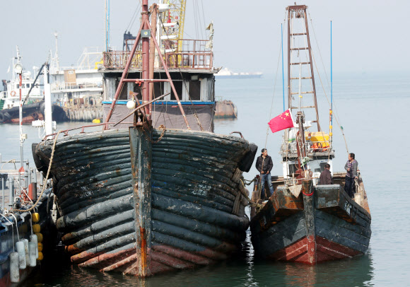 21일 오전 인천시 중구 인천해경 전용부두에 불법조업 중국어선 2척이 정박해 있다. 이들 어선은 각각 지난 19∼20일 연평도와 소청도 인근 해상에서 불법조업을 하다가 해경에 나포됐다. 2021.4.21  연합뉴스