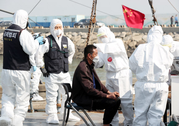21일 오전 인천시 중구 인천해경 전용부두에서 방역 당국 관계자들이 해경에 붙잡힌 불법조업 중국어선 선원을 상대로 신종 코로나바이러스 감염증(코로나19) 검사를 하고 있다. 2021.4.21  연합뉴스