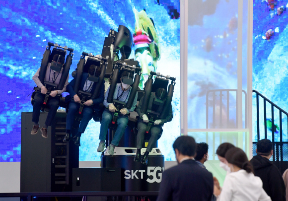 21일 오전 서울 삼성동 코엑스에서 열린 ‘월드IT쇼 2021’에서 참가자들이 SKT 부스 VR 체험을 하고 있다. 2021.4.21 박지환기자 popocar@seoul.co.kr