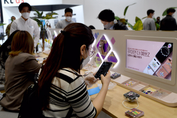 21일 오전 서울 삼성동 코엑스에서 열린 ‘월드IT쇼 2021’에서 참석자들이 삼성전자의 모바일 기기, 태블릿 등을 보고 있다. 2021.4.21 박지환기자 popocar@seoul.co.kr