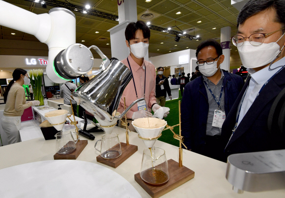 21일 오전 서울 삼성동 코엑스에서 열린 ‘월드IT쇼 2021’에서 LG전자의 클로이 바리스타봇이 커피를 내리고 있다. 2021.4.21 박지환기자 popocar@seoul.co.kr