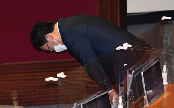 21일 국회에서 열린 제386회국회(임시회) 제3차 본회의에서 무소속 이상직 의원이 본인의 체포동의안에 대한 신상발언을 마친 뒤 인사를 하고 있다.  2021. 4. 21  김명국 선임기자 daunso@seoul.co.kr