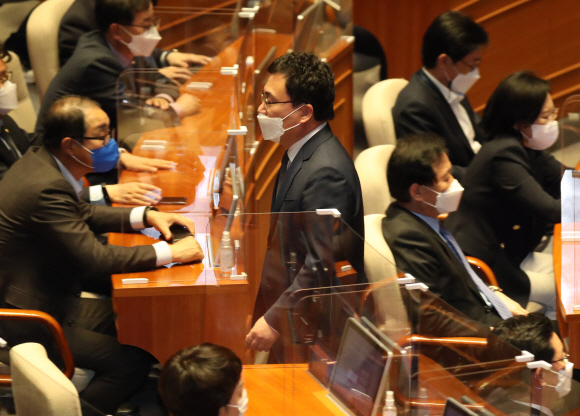 이스타항공 창업주로 회삿돈 횡령?배임 혐의를 받는 무소속 이상직 의원에 대한 체포동의안이 20일 오후 본회의에서 가결됐다.  이 의원이 신상발언을 마친 뒤 본회의장을 나서고 있다.2021. 4. 21  김명국 선임기자 daunso@seoul.co.kr