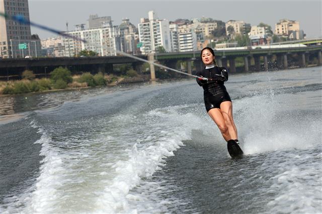 서울 낮 기온이 28도까지 오르며 초여름 날씨를 보인 21일 오후 서울 한강공원 잠원지구 리버시티 수상스키장에서 수상스키어가 시원하게 물살을 가르고 있다. 2021.4.21 뉴스1