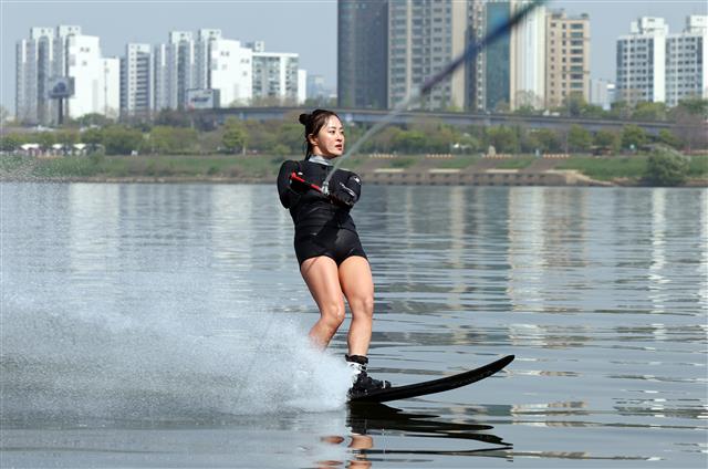서울 낮 기온이 28도까지 오르며 초여름 날씨를 보인 21일 오후 서울 한강공원 잠원지구 리버시티 수상스키장에서 수상스키어가 시원하게 물살을 가르고 있다. 2021.4.21 뉴스1