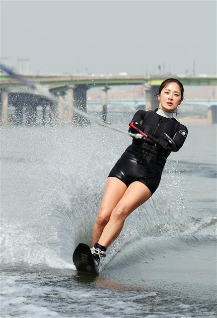 서울 낮 기온이 28도까지 오르며 초여름 날씨를 보인 21일 오후 서울 한강공원 잠원지구 리버시티 수상스키장에서 수상스키어가 시원하게 물살을 가르고 있다. 2021.4.21 뉴스1