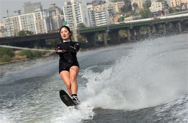 서울 낮 기온이 28도까지 오르며 초여름 날씨를 보인 21일 오후 서울 한강공원 잠원지구 리버시티 수상스키장에서 수상스키어가 시원하게 물살을 가르고 있다. 2021.4.21 뉴스1