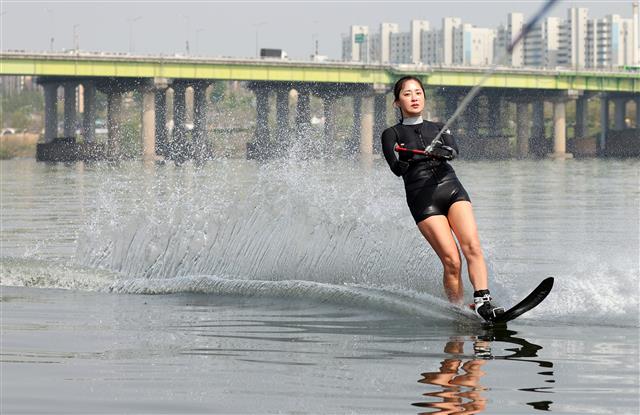 서울 낮 기온이 28도까지 오르며 초여름 날씨를 보인 21일 오후 서울 한강공원 잠원지구 리버시티 수상스키장에서 수상스키어가 시원하게 물살을 가르고 있다. 2021.4.21 뉴스1