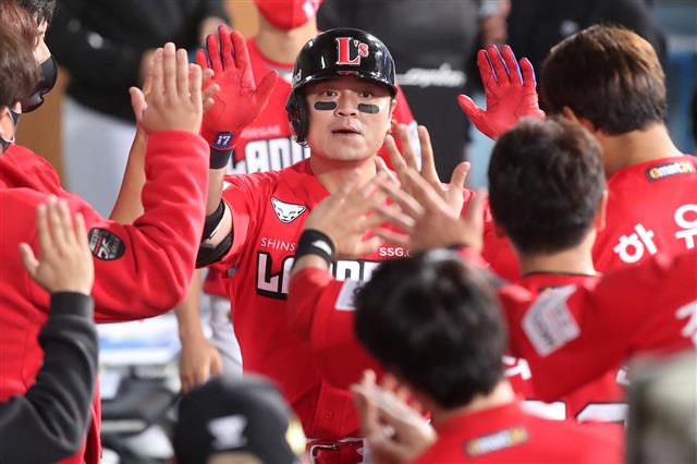 추신수(SSG 랜더스)가 20일 대구 삼성 라이온즈 파크에서 열린 삼성 라이온즈와의 경기에서 8회초 홈런을 친 후 선수들에게 축하를 받고 있다. 대구 뉴스1