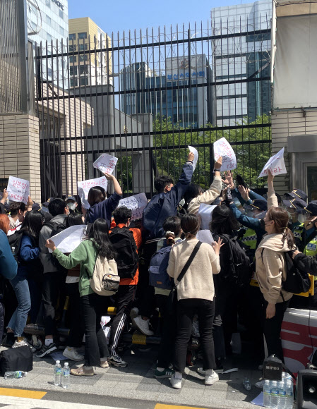 부산지역 청년단체가 21일 오후 부산 동구 일본총영사관 앞에서 일본 방사능 오염수 규탄 기자회견을 마친 뒤 기습시위를 펼치고 있다. 2021.4.21  부산경찰청 제공