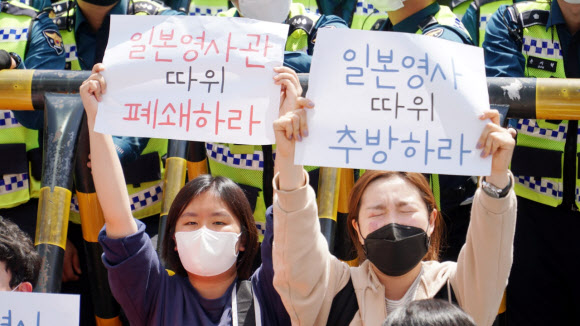 부산지역 청년단체가 21일 오후 부산 동구 일본총영사관 앞에서 일본 방사능 오염수 규탄 기자회견을 마친 뒤 기습시위를 펼치고 있다. 2021.4.21  민주노총 부산본부 제공