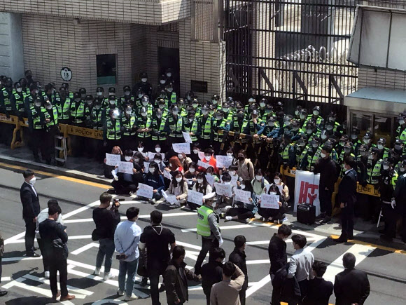 부산지역 청년단체가 21일 오후 부산 동구 일본총영사관 앞에서 일본 방사능 오염수 규탄 기자회견을 마친 뒤 기습시위를 펼치고 있다. 2021.4.21  민주노총 부산본부 제공