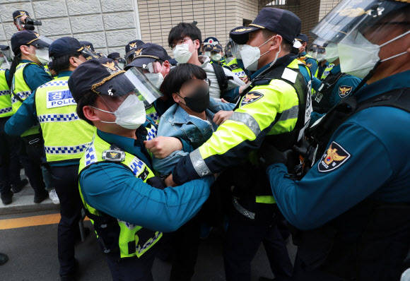 21일 오후 부산 지역 청년 단체 회원들이 부산 동구 일본총영사관에 진입하려다 경찰에 제지당하고 있다. 이들은 일본 정부의 방사능 오염수 방출을 규탄했다. 2021.4.21  연합뉴스