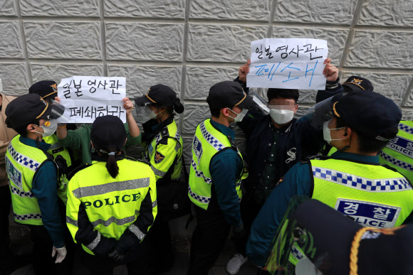 21일 오후 부산 지역 청년 단체 회원들이 부산 동구 일본총영사관에 진입하려다 경찰에 제지당하고 있다. 이들은 일본 정부의 방사능 오염수 방출을 규탄했다. 2021.4.21  연합뉴스