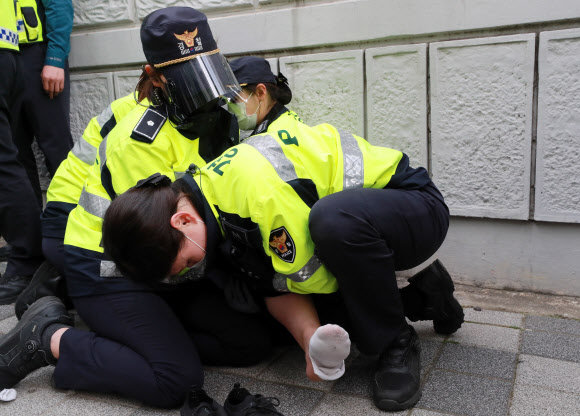 21일 오후 부산 지역 청년 단체 회원들이 부산 동구 일본총영사관에 진입하려다 경찰에 제지당하고 있다. 이들은 일본 정부의 방사능 오염수 방출을 규탄했다. 2021.4.21  연합뉴스