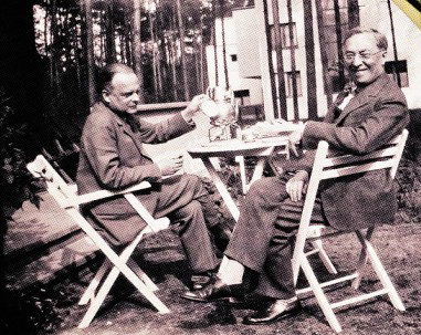 1929년 나치 치하의 데사우 바우하우스 시절, 교수로 활동하던 바실리 칸딘스키(오른쪽)와 파울 클레(왼쪽)가 차를 마시는 모습. 당시 바우하우스의 차 문화를 설명해 주는 사진이다.