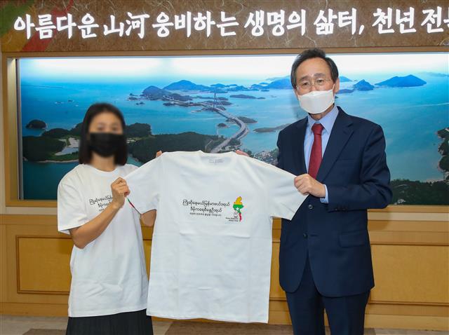 송하진(오른쪽) 전북지사와 미얀마 유학생이 미얀마 사랑 전북연대가 제작한 ‘미얀마 돕기 티셔츠 구매운동’에 도민들이 동참해 줄 것을 호소하고 있다. 전북도 제공
