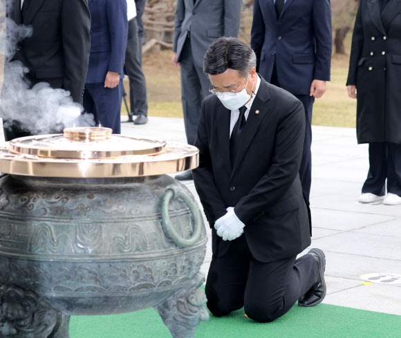 더불어민주당 윤호중 원내대표 겸 비상대책위원장이 22일 오전 원내대표단과 서울 동작구 국립서울현충원 방문, 현충탑 앞에서 무릎을 꿇고 참배하고 있다. 2021.4.22  연합뉴스
