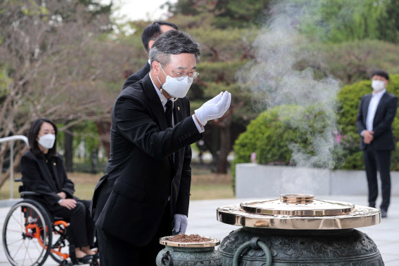 더불어민주당 윤호중 비대위원장 겸 원내대표가 22일 오전 원내대표단과 서울 동작구 국립서울현충원 방문,  현충탑에 분향하고  있다. 2021.4.22  연합뉴스