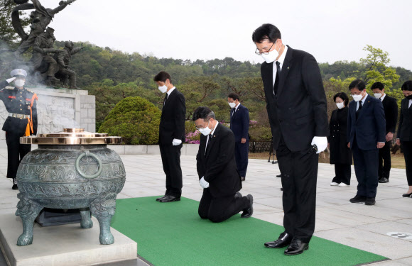 더불어민주당 윤호중 원내대표 겸 비상대책위원장이 22일 오전 원내대표단과 서울 동작구 국립서울현충원 방문, 현충탑 앞에서 무릎을 꿇고 참배하고 있다. 2021.4.22  연합뉴스
