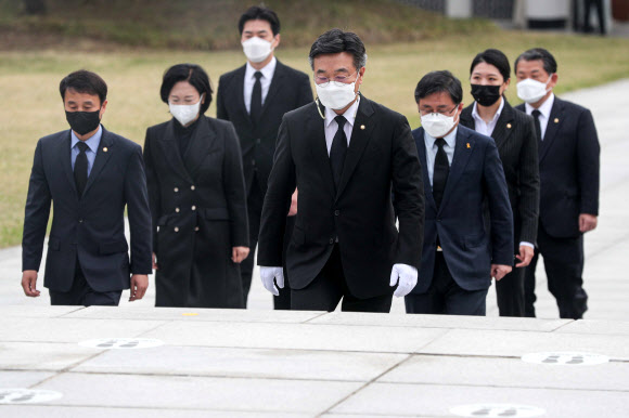 더불어민주당 윤호중 비대위원장 겸 원내대표와 원내대표단이 22일 오전 서울 동작구 국립서울현충원 내 현충탑을 참배하기 위해 이동하고 있다. 2021.4.22  연합뉴스
