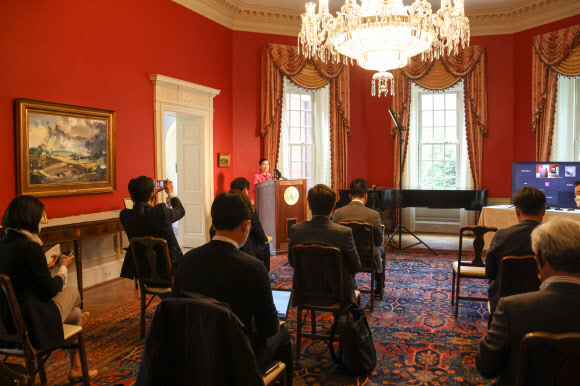 래리 호건 미국 메릴랜드주 주지사의 부인 유미 호건 여사가 21일(현지시간) 메릴랜드주 아나폴리스에서 워싱턴 특파원들과 간담회를 하고 있다. 유미 여사는 아시아계 차별 해소를 위해 한인 동포뿐 아니라 모든 아시아계가 목소리를 높여야 할 때라고 강조하면서 상호 존중과 지지로 하나가 될 필요성을 강조했다. 유미 여사는 ‘유미 쿡스’(Yumi Cooks!)라는 유튜브 채널을 통해 한국 음식 레시피도 나누고 있다. 2021.4.22  메릴랜드주 제공