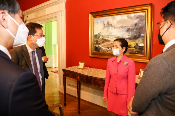 래리 호건 미국 메릴랜드주 주지사의 부인 유미 호건 여사가 21일(현지시간) 메릴랜드주 아나폴리스에서 워싱턴 특파원들과의 간담회에 참석해 대화하고 있다. 유미 여사는 이날 아시아계 차별 해소를 위해 한인 동포뿐 아니라 모든 아시아계가 목소리를 높여야 할 때라고 강조하면서 상호 존중과 지지로 하나가 될 필요성을 강조했다. 유미 여사는 ‘유미 쿡스’(Yumi Cooks!)라는 유튜브 채널을 통해 한국 음식 레시피도 나누고 있다. 2021.4.22  메릴랜드주 제공