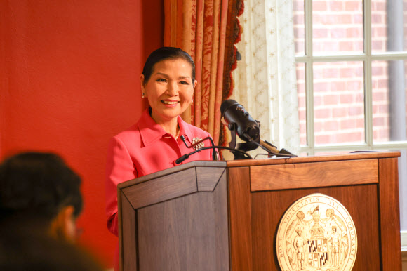 래리 호건 미국 메릴랜드주 주지사의 부인 유미 호건 여사가 21일(현지시간) 메릴랜드주 아나폴리스에서 워싱턴 특파원들과 간담회를 하고 있다. 유미 여사는 아시아계 차별 해소를 위해 한인 동포뿐 아니라 모든 아시아계가 목소리를 높여야 할 때라고 강조하면서 상호 존중과 지지로 하나가 될 필요성을 강조했다. 유미 여사는 ‘유미 쿡스’(Yumi Cooks!)라는 유튜브 채널을 통해 한국 음식 레시피도 나누고 있다. 2021.4.22  메릴랜드주 제공