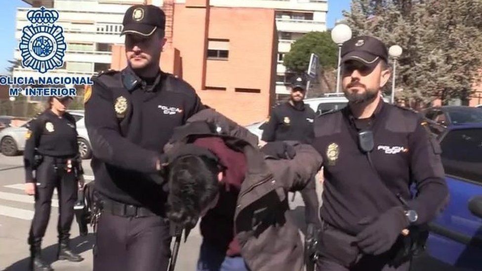 지난 2019년 2월 스페인 마드리드에서 어머니에게 끔찍한 범죄를 저지른 혐의로 경찰에 체포되는 알베르토 산체스 고메스. 마드리드 경찰 제공 영국 BBC 홈페이지 캡처 