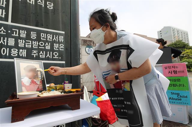 경북 구미에서 방치돼 숨진 3세 여아 친모 A씨(49)의 첫 재판이 열리는 22일 오전 대구지방법원 김천지원 정문 앞에서 대한아동학대방지협회 회원들이 밥과 간식으로 밥상을 차려 놓고 숨진 여아를 추모하고 있다. 2021.4,22 뉴스1