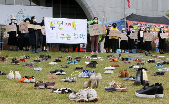 ‘지구의 날’을 맞아 22일 전북기후정의행동 등 환경단체는 전주시청 앞 광장에서 기자회견을 열고 기후 위기 해결을 위한 지자체의 대전환을 촉구했다. 이날 인간이 경제성장을 명목으로 끊임없이 지구 생태계를 훼손해 지구가 뜨거워지고 있다는 의미를 담아 지구 모형이 불타는 퍼포먼스를 펼쳤다. 2021.4.22  연합뉴스