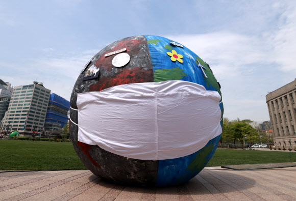 서울시와 녹색서울시민위원회 주최로 22일 오전 서울 중구 시청 앞 광장에서 열린 ‘2021 지구의 날 기념식’에서 코로나19, 환경오염 등으로 아픈 지구의 모습을 형상화 한 모형이 세워져 있다. 2021.4.22  연합뉴스