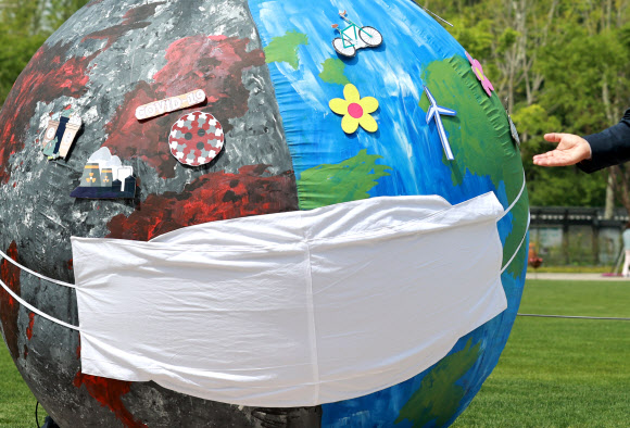 서울시와 녹색서울시민위원회 주최로 22일 오전 서울 중구 시청 앞 광장에서 열린 ‘2021 지구의 날 기념식’에서 코로나19, 환경오염 등으로 아픈 지구의 모습을 형상화 한 모형이 세워져 있다. 2021.4.22  연합뉴스