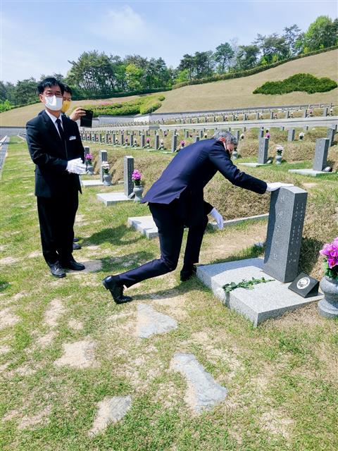 21일 오전 광주 북구 운정동 5·18민주묘지를 찾은 노태우 전 대통령의 장남 노재헌씨가(54) 5·18유공자 전재수씨 묘에 헌화·참배하고 있다. 2021.4.22 뉴스1