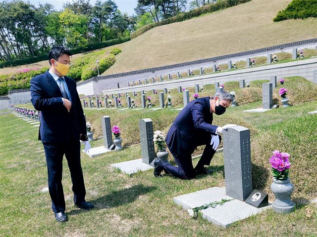 21일 오전 광주 북구 운정동 5·18민주묘지를 찾은 노태우 전 대통령의 장남 노재헌씨가(54) 5·18유공자 김형영씨 묘에 헌화·참배하고 있다. 2021.4.22 뉴스1