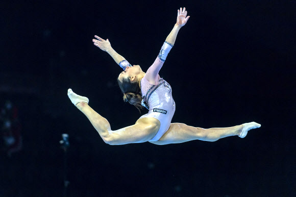 이탈리아 선수가 21일(현지시간) 스위스 바젤 성 야콥샬레에서 열린 ‘2021 유럽예술체조선수권대회’ 여자 예선전에서 멋진 연기를 선보이고 있다. AP 연합뉴스