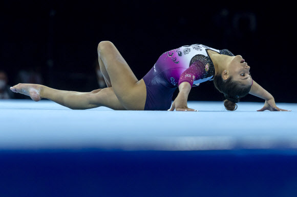 헝가리 선수가 21일(현지시간) 스위스 바젤 성 야콥샬레에서 열린 ‘2021 유럽예술체조선수권대회’ 여자 예선전에서 멋진 연기를 선보이고 있다. AP 연합뉴스